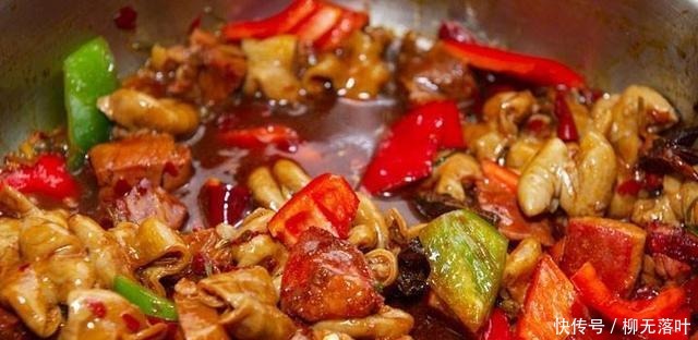  拆骨肉烧肥肠，成本低，满足爱吃肥肠的你