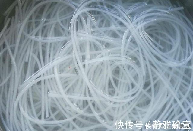 炸丸子需不需要放面粉?教你正确方法,丸子酥脆爽口,放凉也不硬