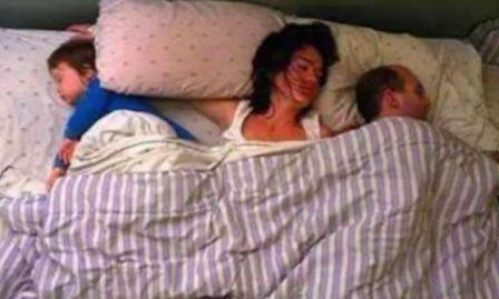 孩子|“佛系夫妻”睡姿火了,夫妻恩爱孩子随意睡,网友:孩子是意外