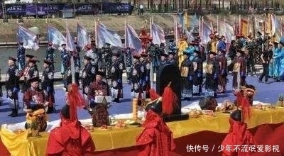 清朝|爱新觉罗家族后人穿龙袍举行祭祖大典,文武百官跪倒一片!