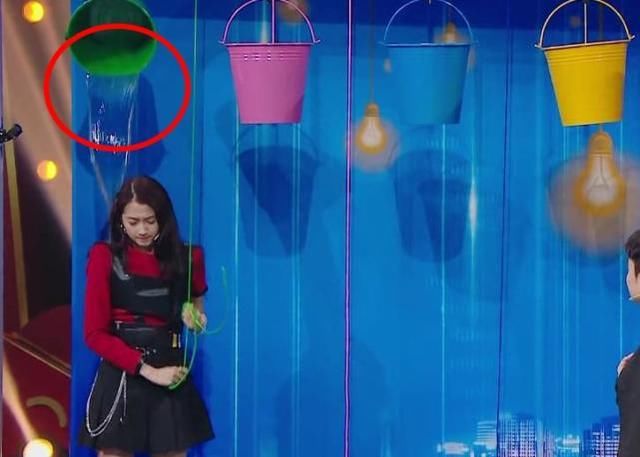 关晓彤录节目被淋雨，得知她手握的私密物，鹿晗看到无法淡定