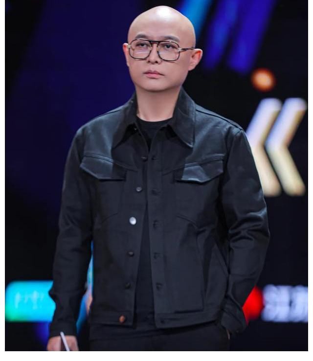 农村大叔用“破烂”表演，评委惊艳：邓紫棋落泪，谢霆锋登台点赞