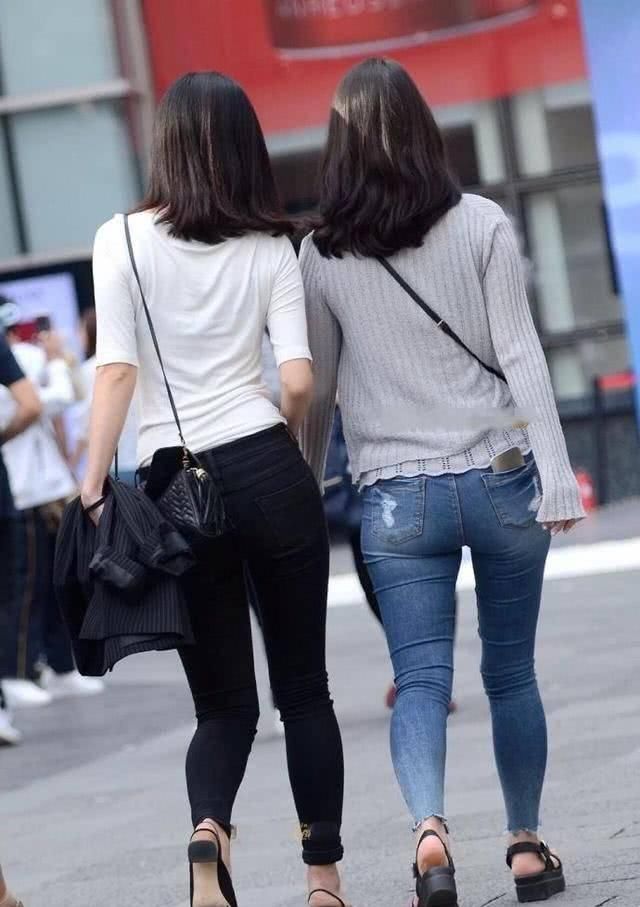 街拍小姐姐白色修身T恤+黑色紧身裤,修身的时尚穿搭让人羡慕