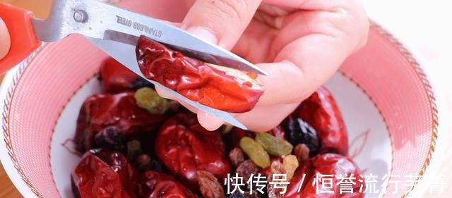 橘子里淋3个鸡蛋，我家孩子三天两头点名吃，比蛋糕还香甜，解馋！