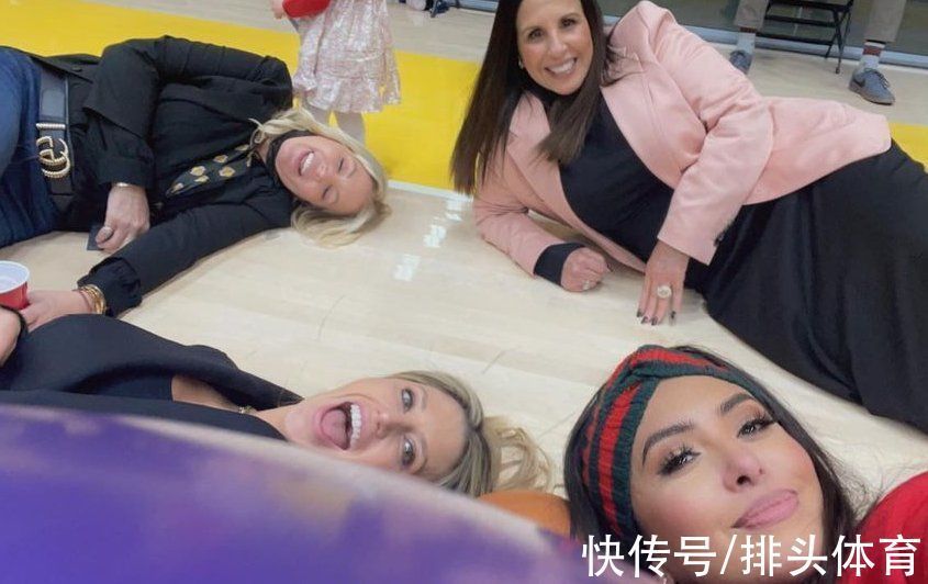 瓦妮莎|瓦妮莎替科比重返湖人!60岁珍妮巴斯陪同,躺地板自拍,好姐妹
