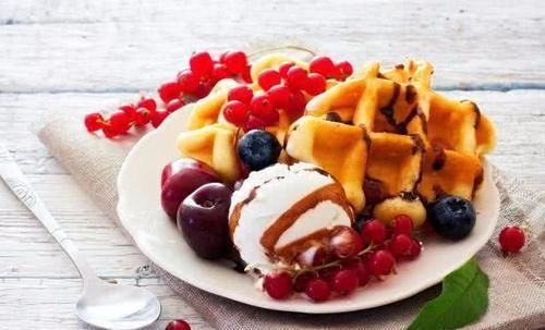 晚餐最好少吃这3类食物，或许助你改善睡眠，早知早好