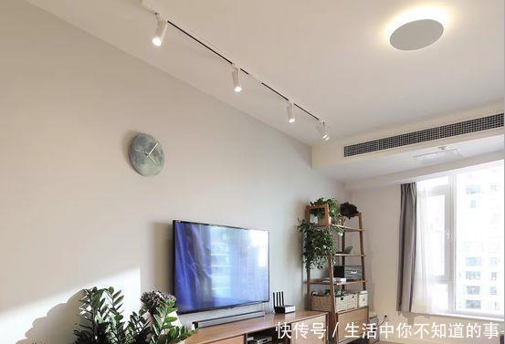 电视柜|老公硬在沙发墙上凿个“窗户”马桶上方打柜子,完工后我懵了