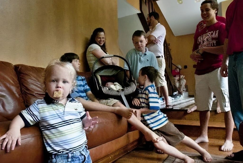 爸妈|有种生娃叫执着,美国爸妈生了14个儿子后终于生女儿,合影壮观