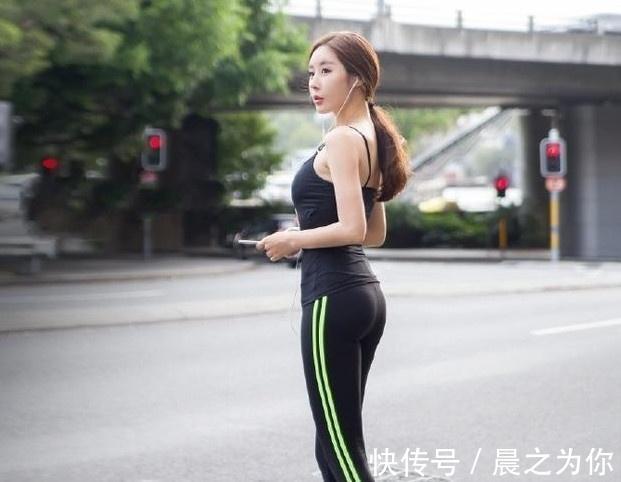 身姿 时尚穿搭:朝气蓬勃的打底裤美女,展现别具风格的魅力!