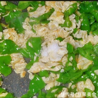卵磷脂|低脂减脂不长胖，青椒炒蛋脆绿关键～记得这个步骤加点盐