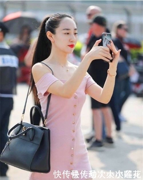 街拍身材高挑的小美女,穿粉色露肩短裙,很美哦