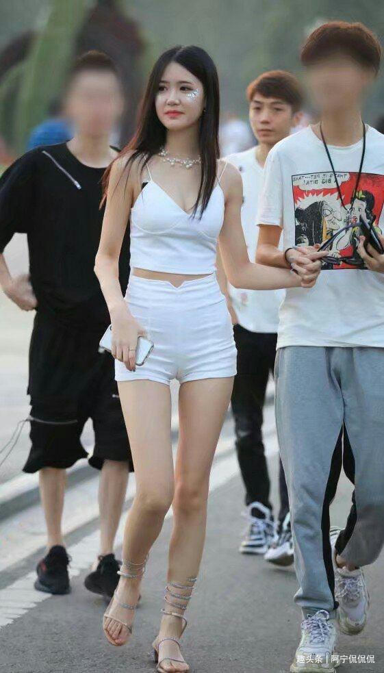 高贵美丽的白色牛仔短裤美女,妙湾气质的曲线美清新动人