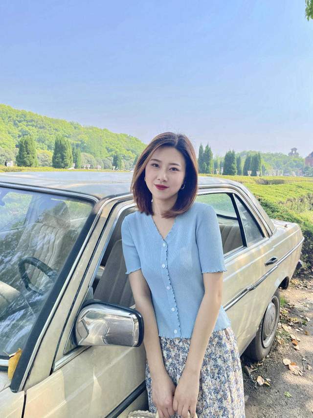 针织衫|“初恋”女友风格怎么穿？白衬衫搭配印花裙甜美俏皮，简直太美了