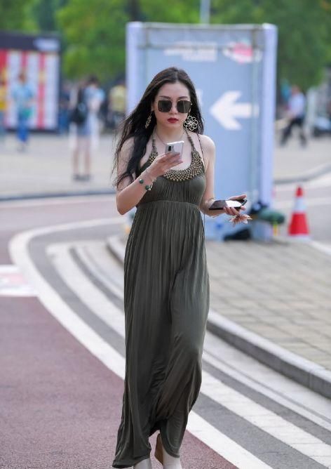  度假风情|身穿挂脖裙的小姐姐，将度假风完美hold，兼具时尚与风情