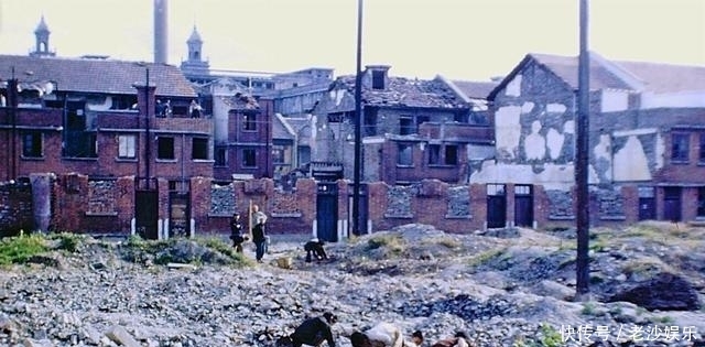 1945年上海旧影，停靠在黄浦江边的美国医疗军舰与繁华的上海街道