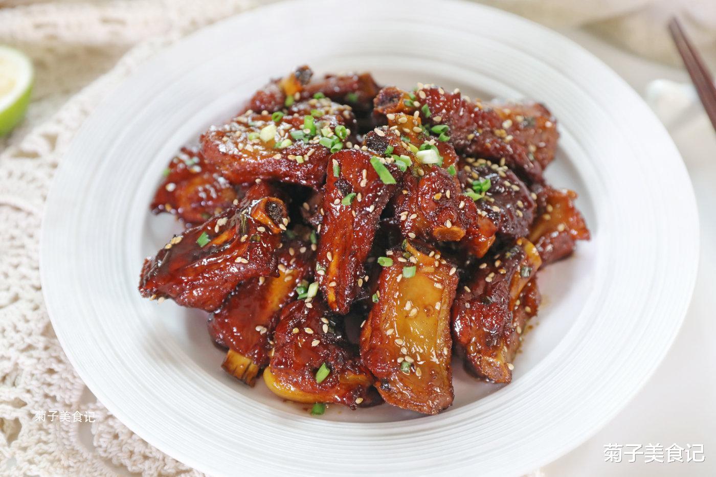 手指|酸甜可口的糖醋排骨,小火炒糖色,好吃到舔手指
