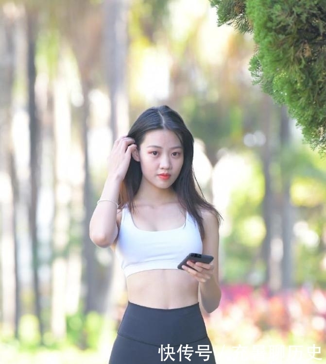 时尚|修身运动装惹人偏爱,简单时尚,让你的造型充满青春活力