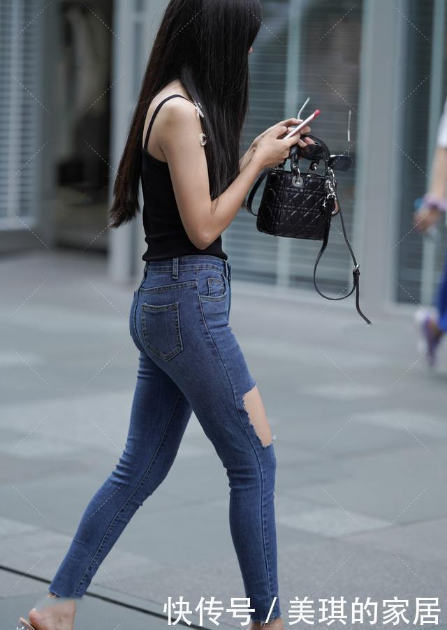 身材|苗条美女怎么穿搭?黑色吊带背心+紧身牛仔裤,秀出不一样的魅力