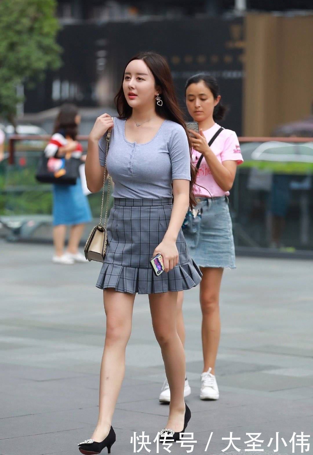 t恤|美女街拍灰色T恤搭配格子裙摆尽显成熟稳重，可惜，脚上搭配的不是高跟鞋