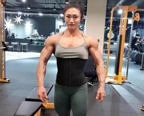 体脂率|健身美女酷爱肌肉,体脂率不超10,一身肌肉很给力