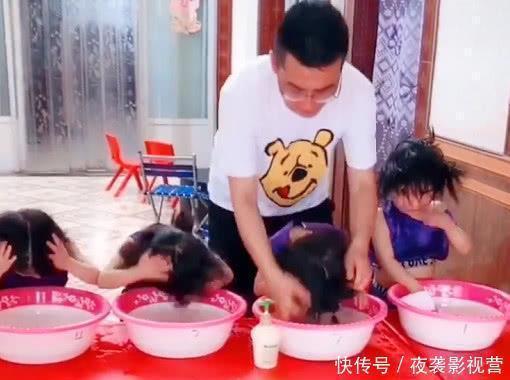 宝宝|“手忙脚乱奶爸”带四胞胎洗头发火了,上辈子怕是误入了女儿国?