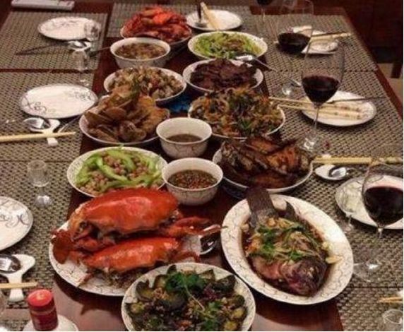 陈建斌|看看蒋勤勤和陈建斌的家,家常便饭也这么丰盛,家里摆满古玩