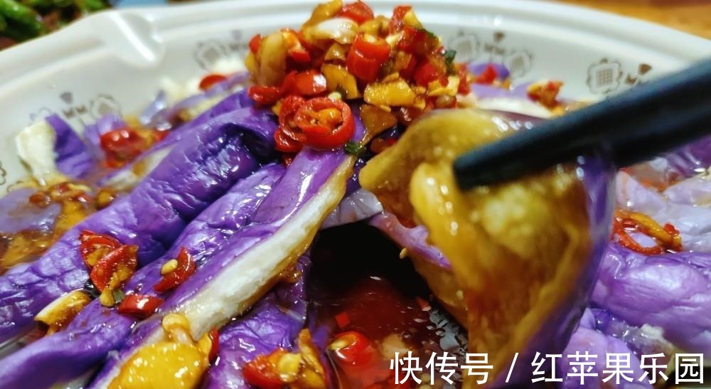 小米椒|蒸茄子,直接蒸不好吃!多做1个步骤,茄子不发黑,更鲜嫩更入味