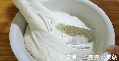 搅拌均匀|懒人早餐饼，不揉面不擀面，鲜香味美，蓬松柔软，五分钟出一锅