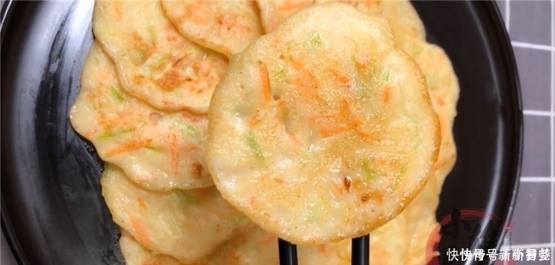 西葫芦加1个鸡蛋超好吃做法,我家一周至少吃3次,简单营养又解馋