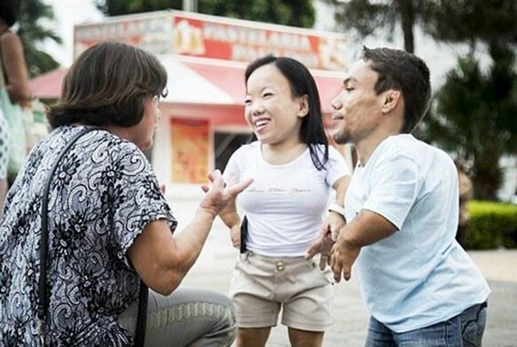 歧视|“侏儒夫妻”不顾医生反对,一意孤行生下孩子,两年后被打回现实