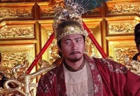 龙椅|朱元璋正准备磕头,刘伯温上前一脚踢翻龙椅,朱元璋直接被踢上皇位!