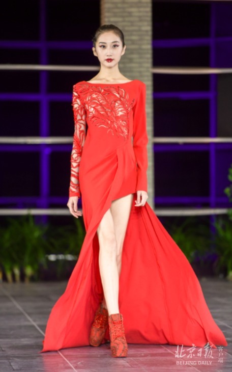 走秀|2021北京时装周开幕!消防员、环卫工、乘务员登台走秀