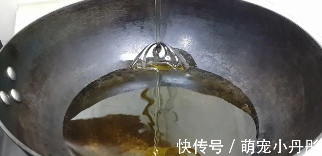 面粉|面粉这做法太香了，开水一烫，焦脆又空心，比油饼鸡蛋饼好吃几十倍
