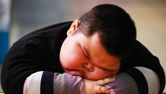 孙子|8岁男孩140斤,奶奶出绝招帮孙子减肥,现在奶奶真难当