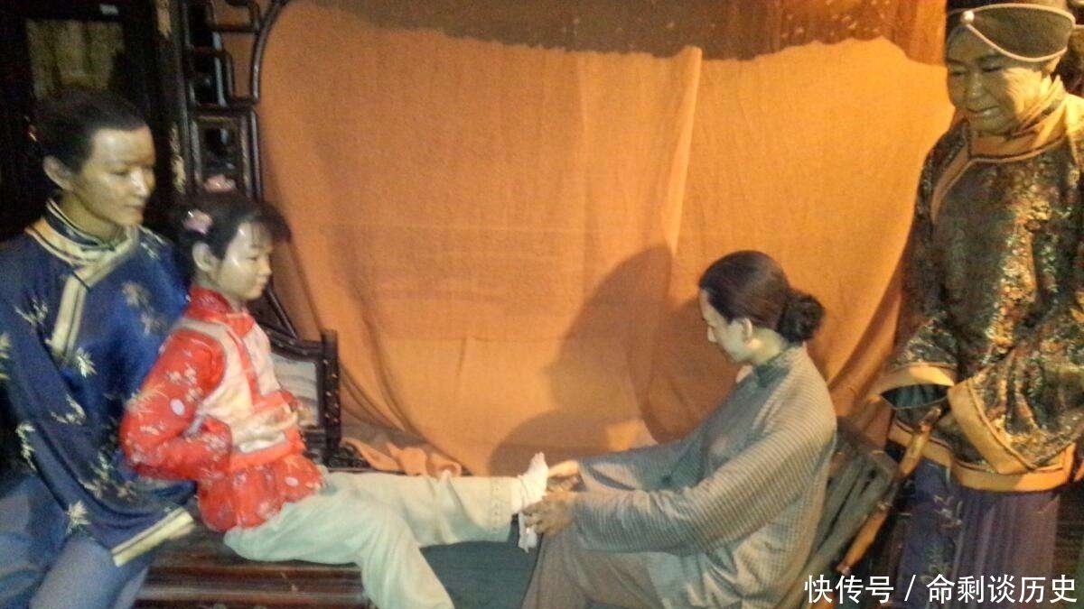 中国|古代中国的裹脚可怕吗和欧洲的这一陋习比起来，真是小巫见大巫