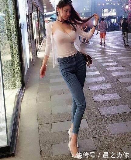 美女 时尚俏皮的牛仔裤美女,穿出有格调的靓丽女神气质!