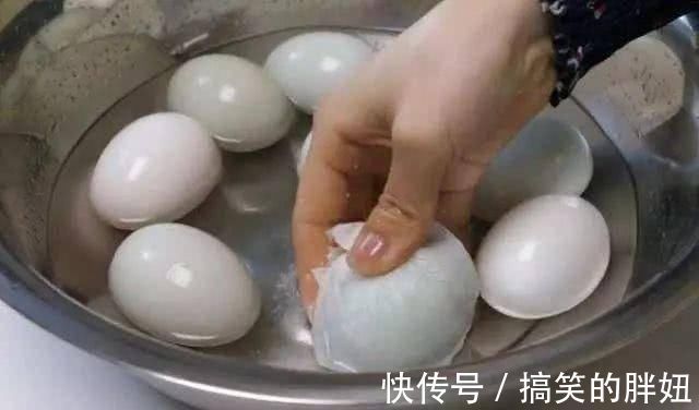 腌鸭蛋时,别只会加白酒和食盐多加一点它,蛋黄个个起沙流大油