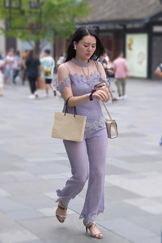 气质型微胖女孩,解锁淡紫色套装,清凉又酷炫!