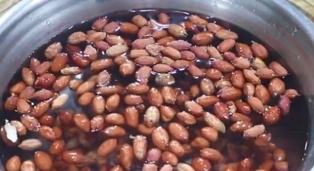 教你“生腌花生米”技巧，比油炸还爽脆，好吃不油腻，做法也简单！