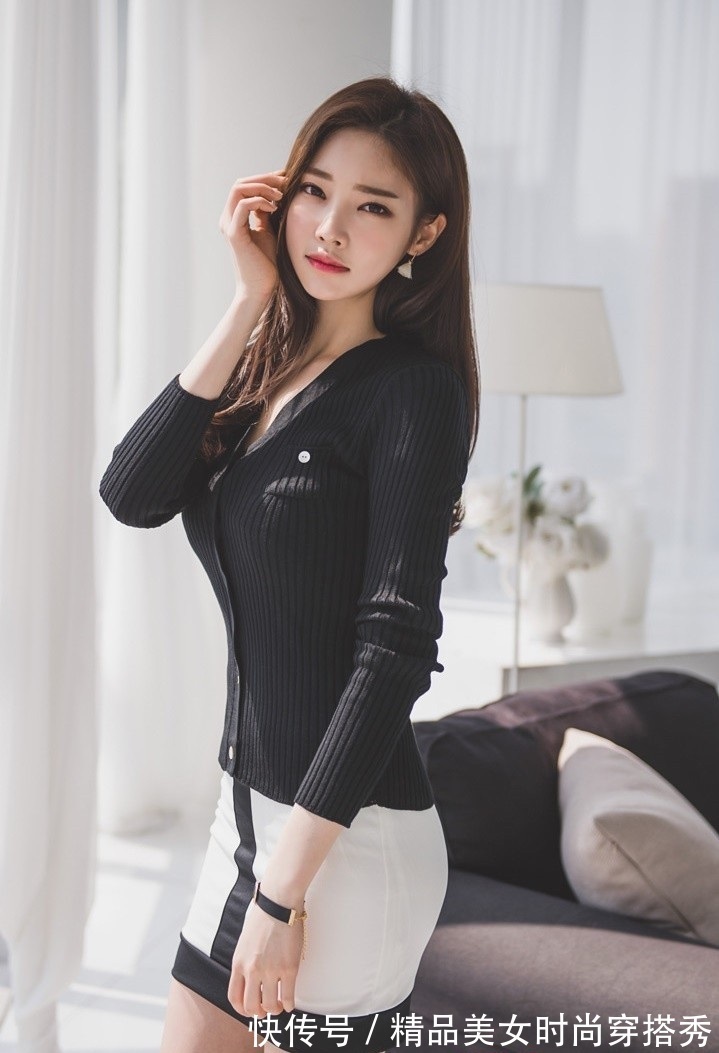 简约|吊带连衣裙给人一种简约的时尚美，搭配黑色的高跟鞋，时尚又大方