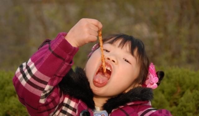 小强|4岁男孩在幼儿园总喊“饿”,老师察觉问题,跟回家一看呆住了