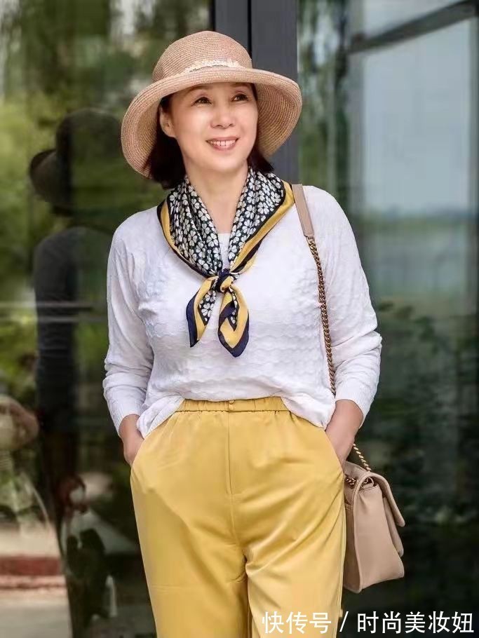 色彩|上年纪的女人不要千篇一律,学会“撞色”搭配,65岁照样美得惊艳