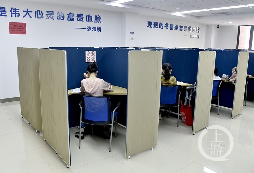 纳凉读书两不误 图书馆成学生暑期打卡新地标|高温·生活 | 暑期