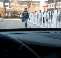 |搞笑GIF:这个自行车仅限女性使用,但我不知道为什么