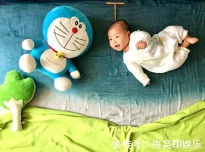 孩子|精明奶奶巧带娃,一人“圈养”4胞胎,网友妙赞“接地气”