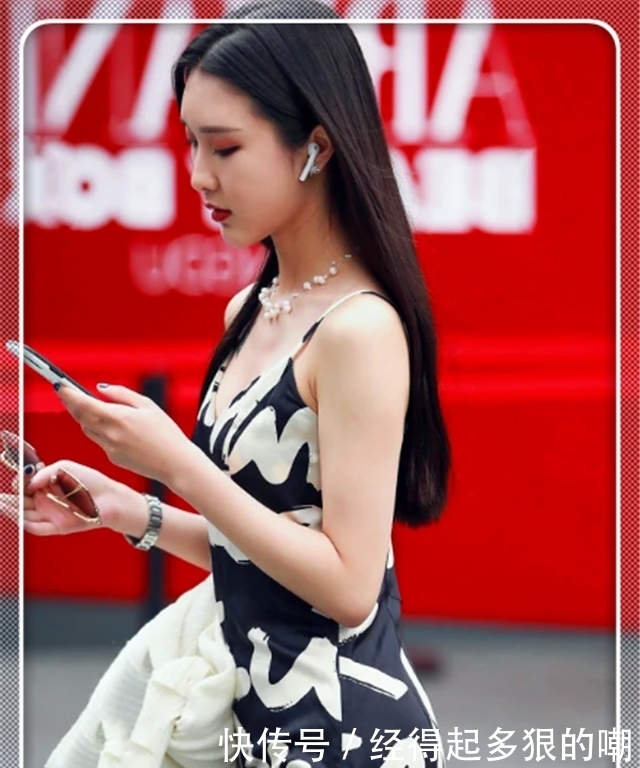 长发美女现身街上,一袭黑白印花连衣裙,不一小心成了路人的焦点