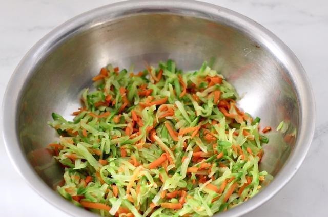 炸丸子只知道用面粉，加上它，炸出来的丸子外酥里嫩，凉了也不硬