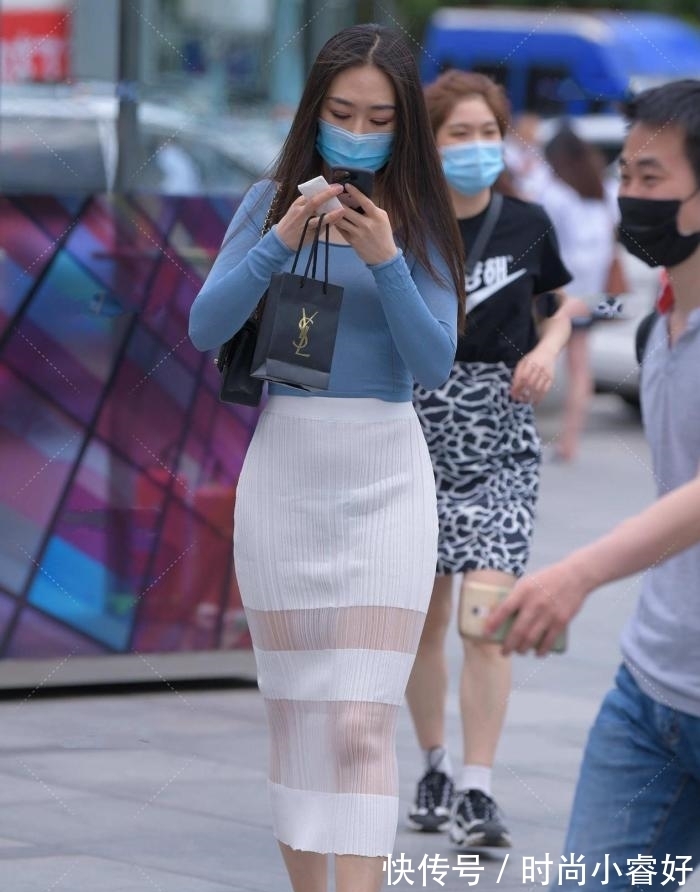 上衣|半透明的裙子，搭配深蓝色上衣，尽显淑女气质！