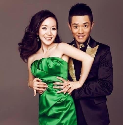 凤凰传奇 玲花的老公长相非常帅气 曾毅的老婆李娜是一个大美人 快资讯 凤凰传奇 玲花的老公长相非常帅气 曾毅的老婆李娜是一个大美人 快资讯