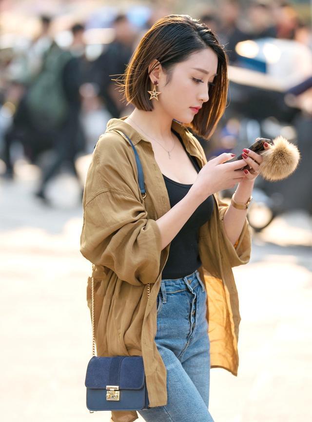 街头一站|美女的穿搭非常简单,却非常显身材,显气质